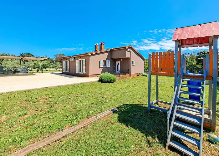 Pet Friendly Home In Pula With Kitchen