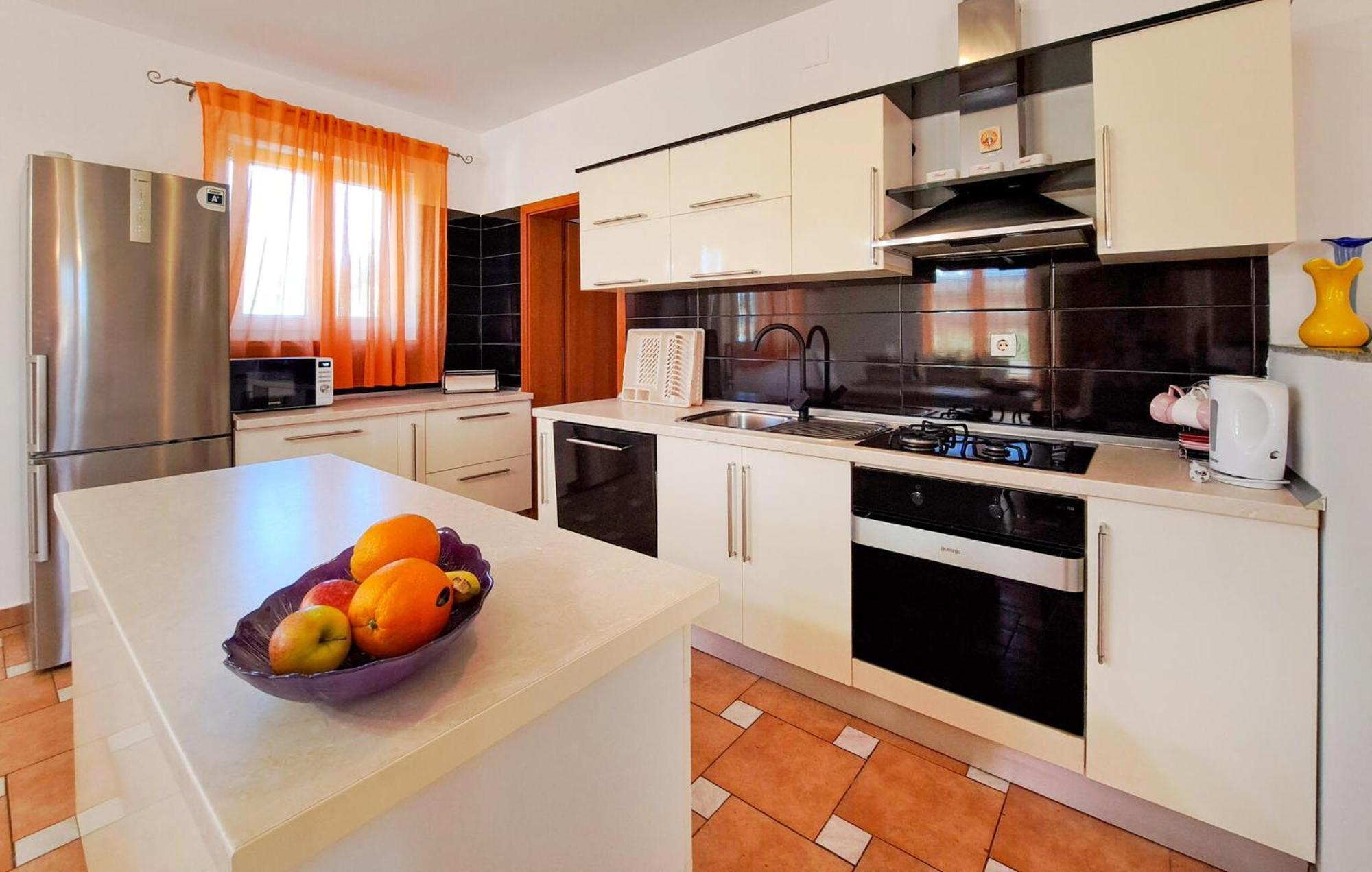 Pet Friendly In With Kitchen *