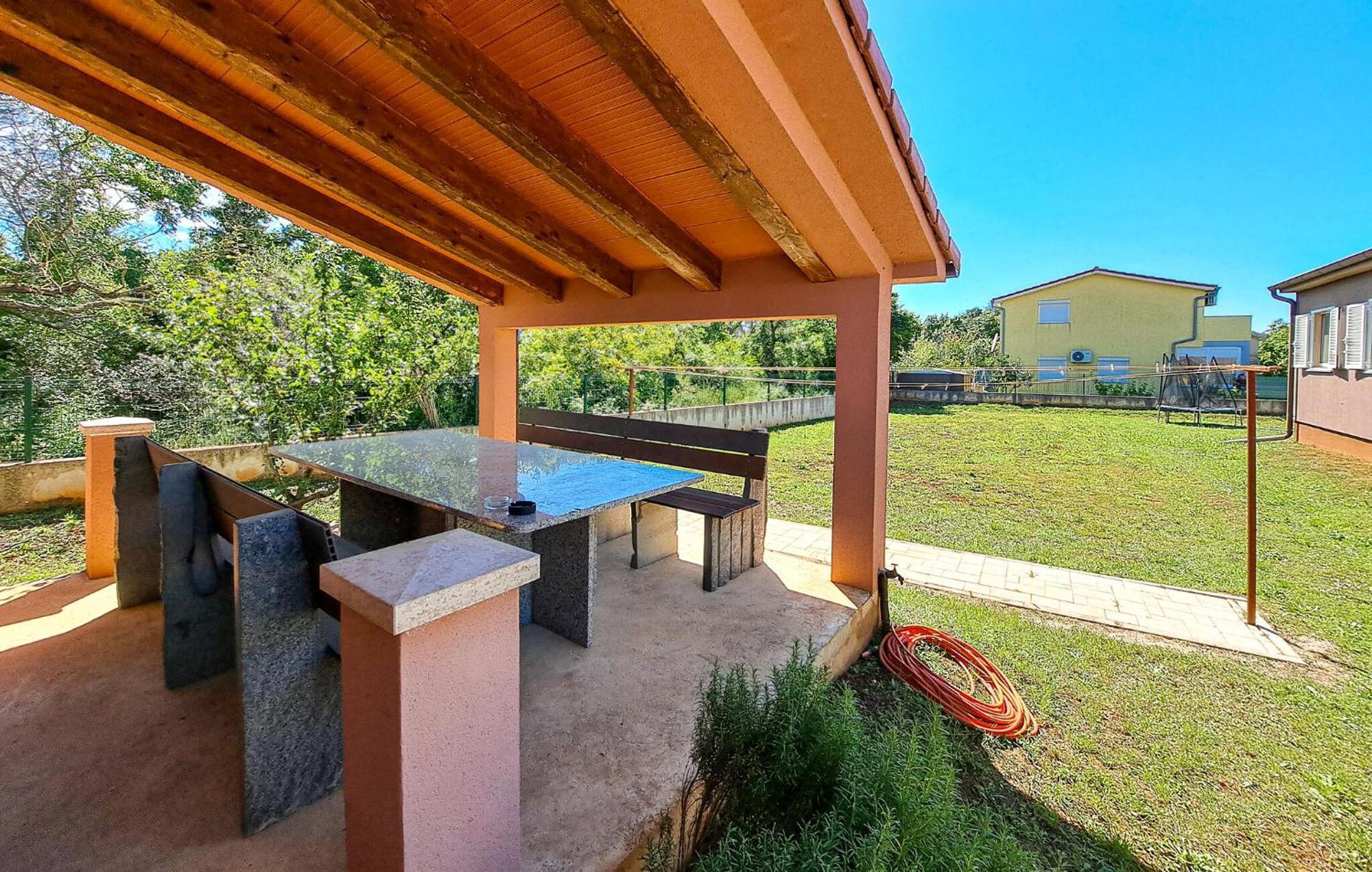 Pet Friendly In With Kitchen Pula