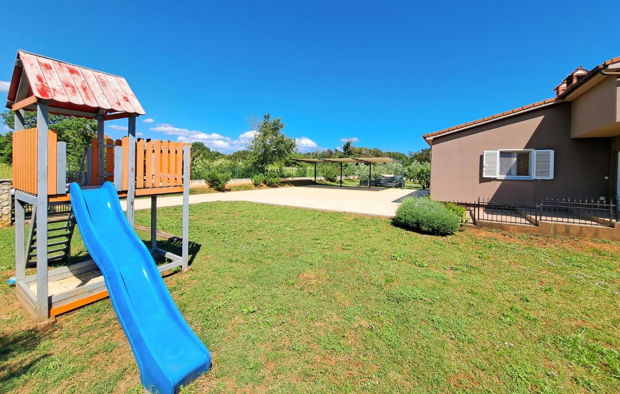 Pet Friendly In With Kitchen *
