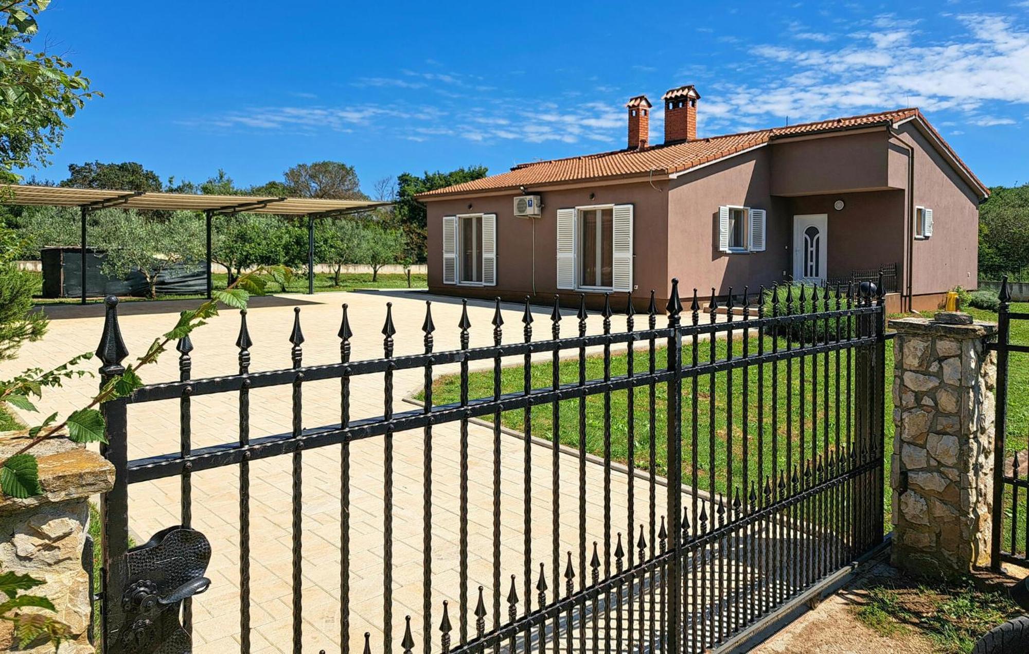 Pet Friendly In With Kitchen Pula